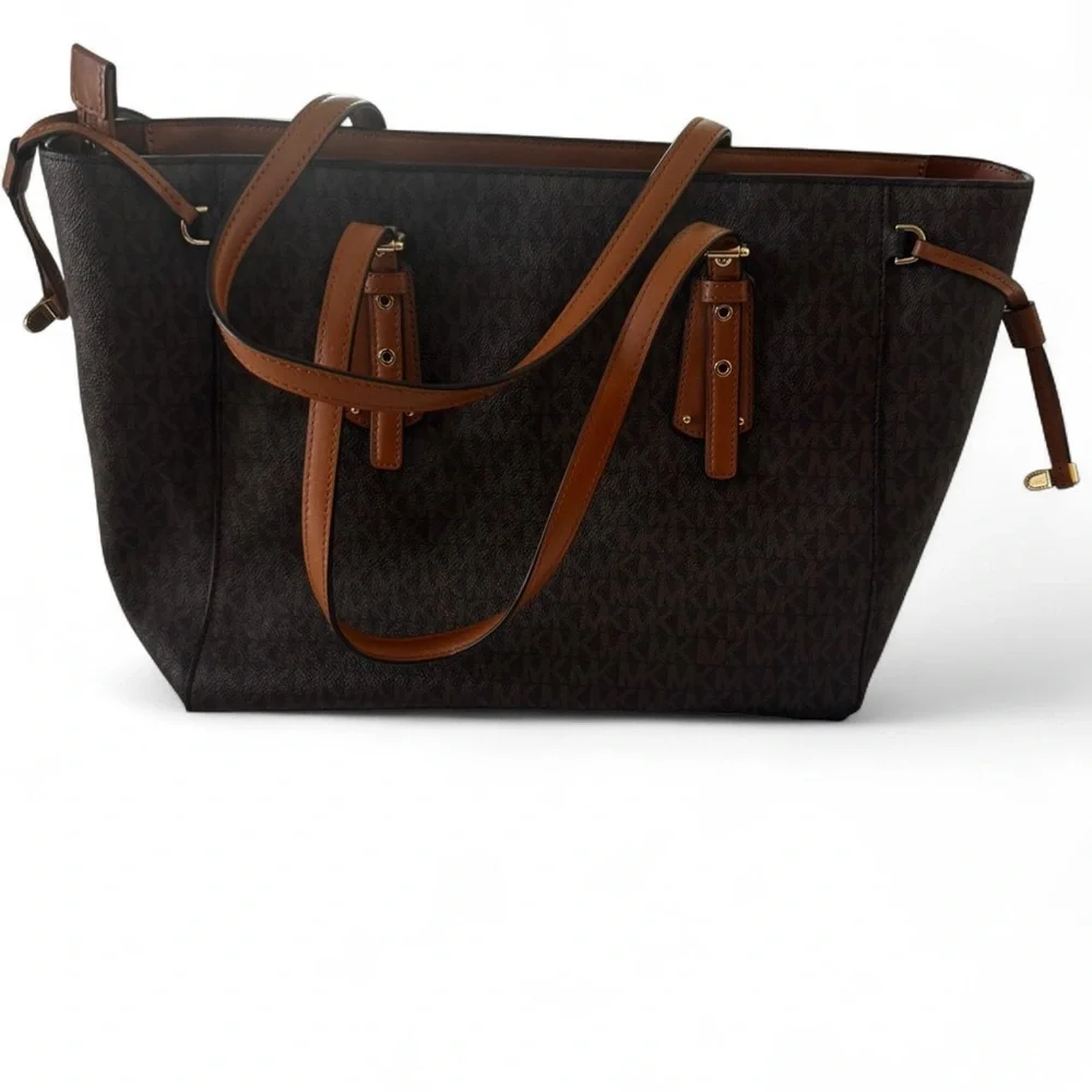 Michael KORS Voyager Medium Logo Tote Bag